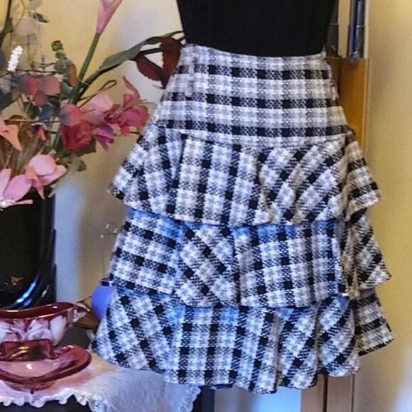 NWT Unique Designed Black White Tiered Ruffle Skirt Lightweight Knee Length M - Picture 3 of 7